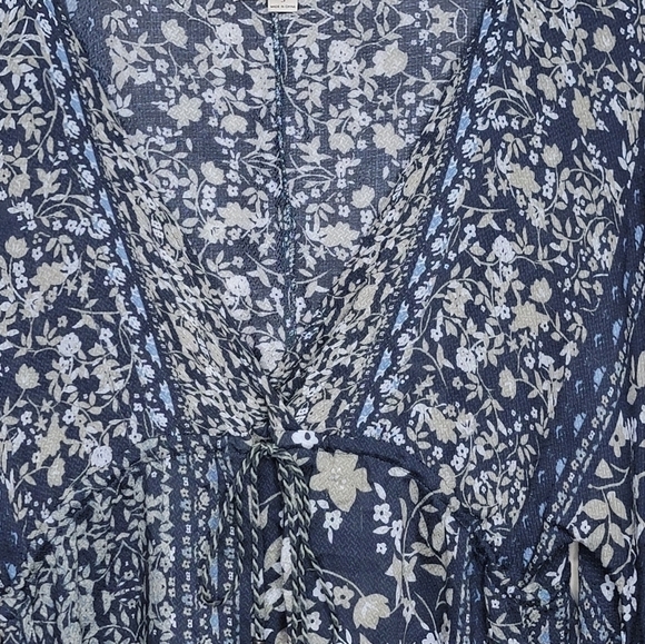 Lovestitch | Gray Floral V-neck 3/4 Sleeve Relaxed Tie Front Tunic Size Small - Picture 2 of 8